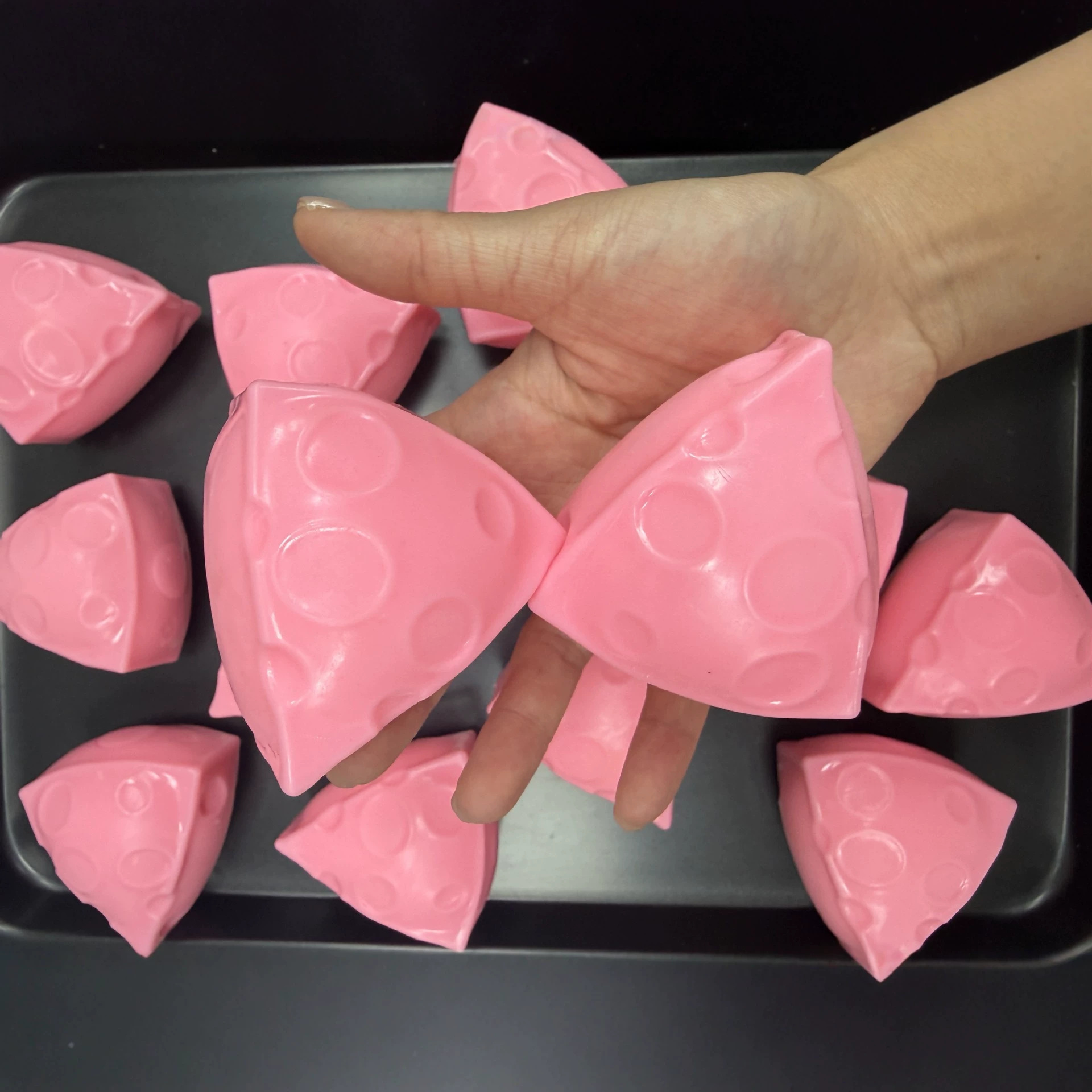 手作りのクランチチーズ型、形を変えられるスクイッシー・ピンチ - Sensory Fidget Toys のレビューと価格
